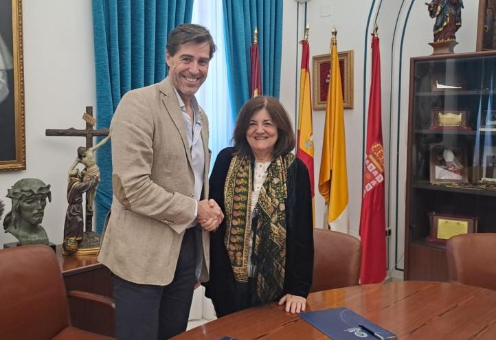 Los presidentes de ambas entidades, María Dolores García Mascarell y Raúl Chapado, han firmado un convenio en el Campus de Los Jerónimos
