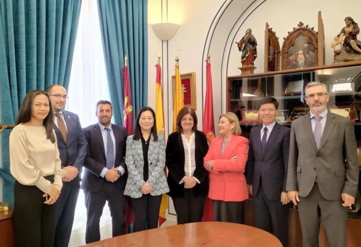 María Dolores García, presidenta de la UCAM, y la embajadora Vivia Chun-fei Chang, junto a otros miembros de ambas instituciones en el Campus de Murcia