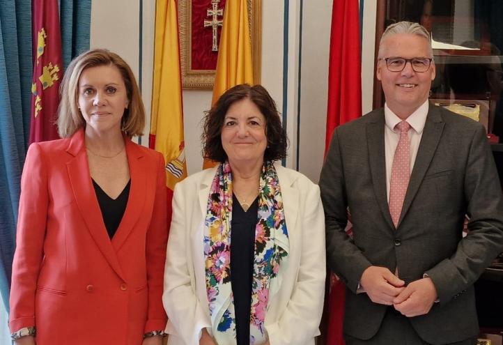 María Dolores de Cospedal, presidenta del Instituto de Liderazgo Político, María Dolores García, presidenta de la UCAM, y Ludger Gruber, representante de la Fundación Konrad Adenauer en España y Portugal, tras el acuerdo para impartir el nuevo título