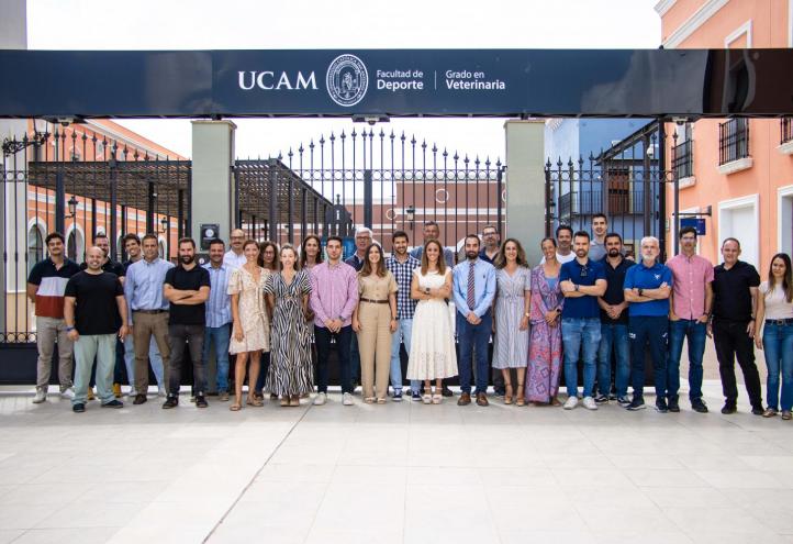 Fotografía de familia de la Facultad de Deporte.