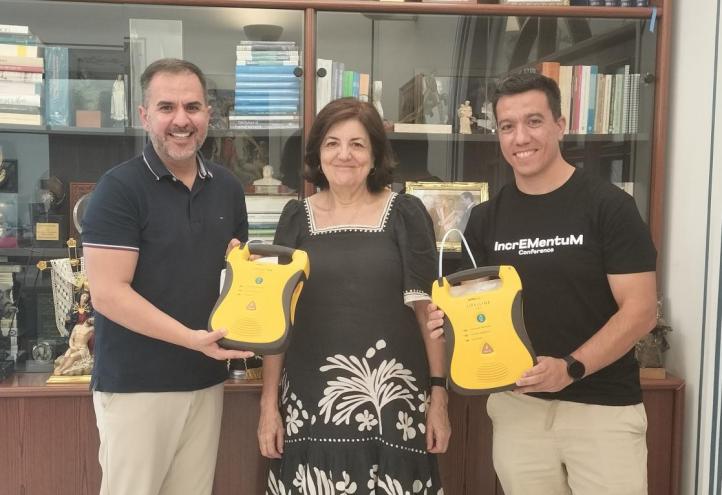 María Dolores García, presidenta de la UCAM, junto al enfermero Manuel Pardo, vicedecano de la Universidad, y Francisco Ángel Guirao Salinas, Director Médico de Emergency Global System, empresa que ha donado dos desfibriladores para la expedición en Uganda, organizada por la ONG Worldporject