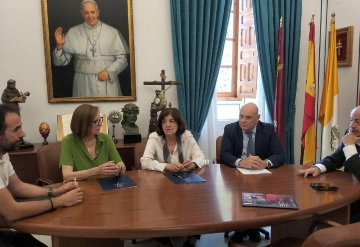 Rosario Peñalver y María Dolores García, presidentas de ambas instituciones, junto a otros miembros de la UCAM y Fundown