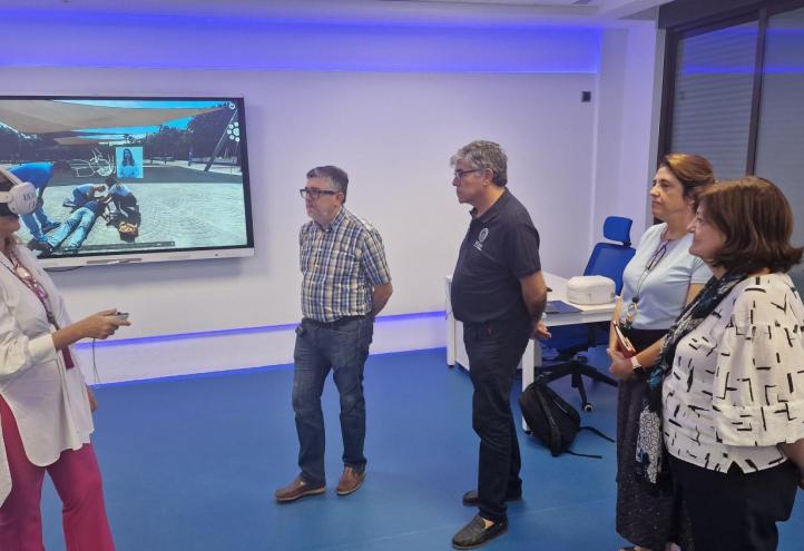 Carola Giménez-Esparza, presidenta de la Semicyuc, realiza una simulación de parada cardiorrespiratoria con las gafas de Realidad Virtual, en la Sala XR de la UCAM, acompañada por María Dolores García, presidenta de la Universidad; Manuel Párraga, director de la Cátedra de Simulación y Habilidades Clínicas; Paloma Echevarría, decana de la Facultad de Enfermería, y Jerónimo Lajara, decano de la Facultad de Medicina. 