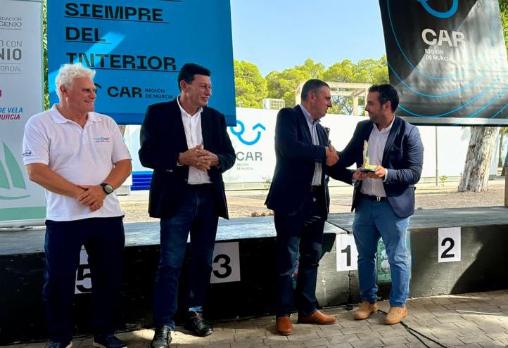 José Luis Mendoza García, director de Relaciones Institucionales de la UCAM, recogió el premio en nombre la presidenta de la Universidad. 