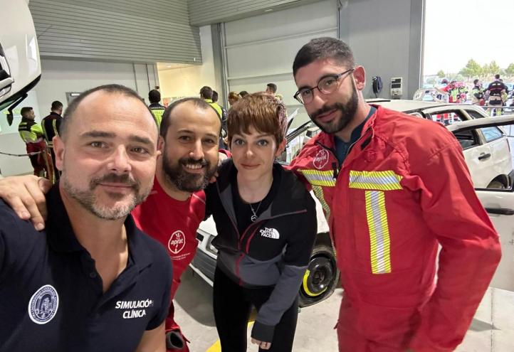 La investigadora Ana Nicolás, junto con Sergio Nieto (investigador UCAM), Manuel Pons (doctorando UCAM), y un voluntario del estudio durante una fase experimental previa al proyecto.
