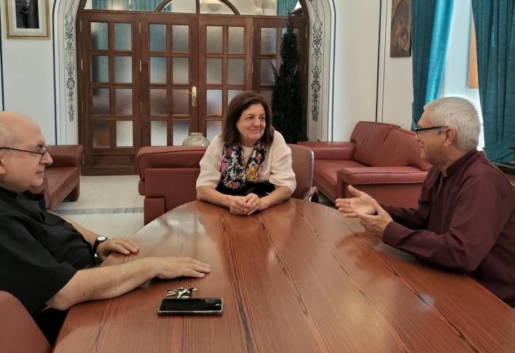  María Dolores García, presidenta de la UCAM, reunida con Armando Rangel (dcha.), director del Museo Antropológico Montané (Cuba) y profesor/investigador de Antropología y Arqueología en la Universidad de La Habana, y Antonio Alcaraz, vicerrector de Extensión Universitaria de la Católica y director académico de varios de los proyectos que la institución murciana lleva ya años desarrollando en Cuba.