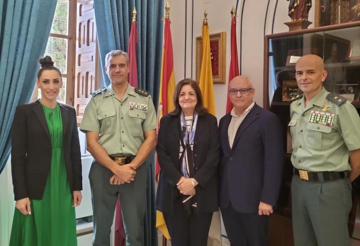 Se han reunido en el Campus de Murcia para hacer operativo este convenio María Dolores García, presidenta de la UCAM y Francisco Pulido, coronel jefe de la Guardia Civil en la Región de Murcia, acompañados por Isabel Mendoza, directora de los Servicios Jurídicos de la Universidad; José María Caballero, vicedecano del Grado en Criminología, y Juan María Martinez, teniente coronel Jefe de Personal y Apoyo de la 5 Zona de la GC de Murcia.