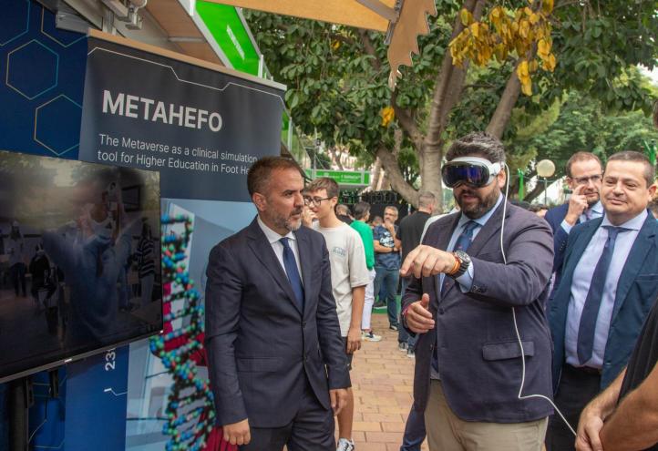 Fernando López Miras, presidente de la CARM, con las Apple Vision Pro, conociendo el proyecto METAHEFO en el que participa la Universidad Católica de Murcia, y que desarrolla un metaverso aplicado a ciencias de la salud