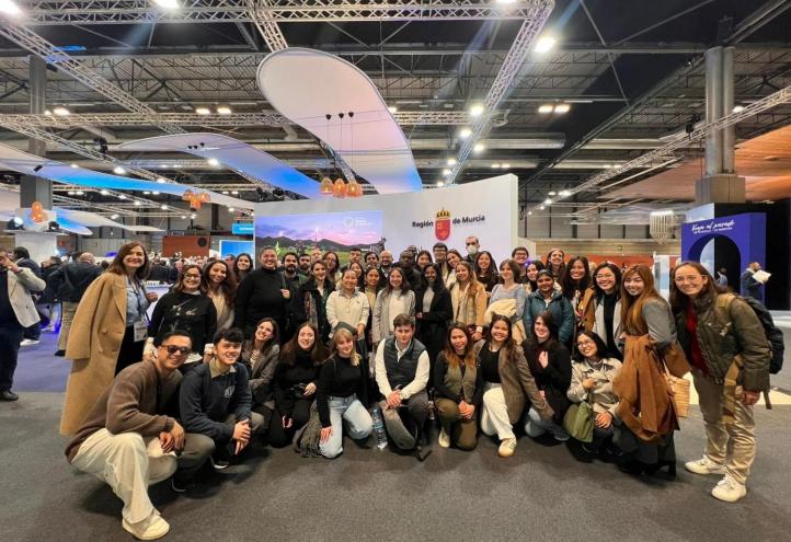 Estudiantes del Grado en Turismo y de los postgrados relacionados en FITUR 2025