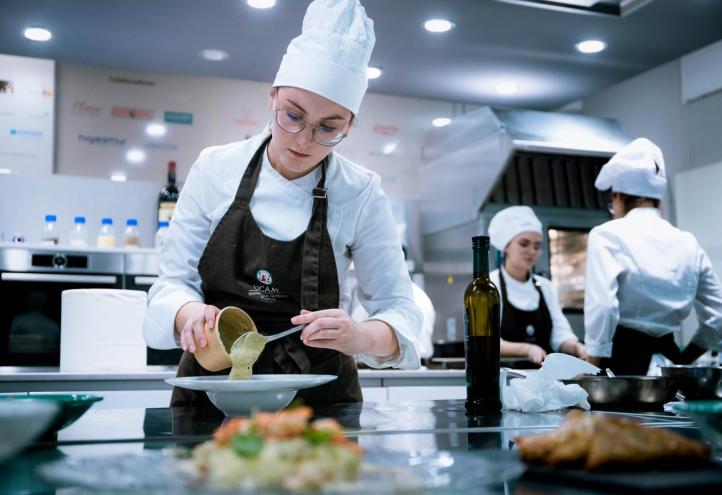 Estudiantes de Gastronomía en la GastroLab del Campus de Murcia.