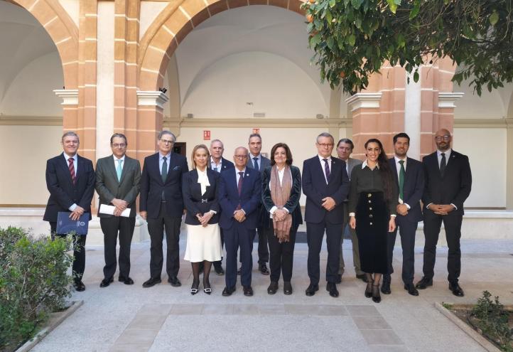 María Dolores García, presidenta de la UCAM y Joaquín Merchán, presidente del Consejo General de Graduados Sociales de España y nuevo director de la Cátedra, junto a otros representantes de la Universidad y del Consejo.