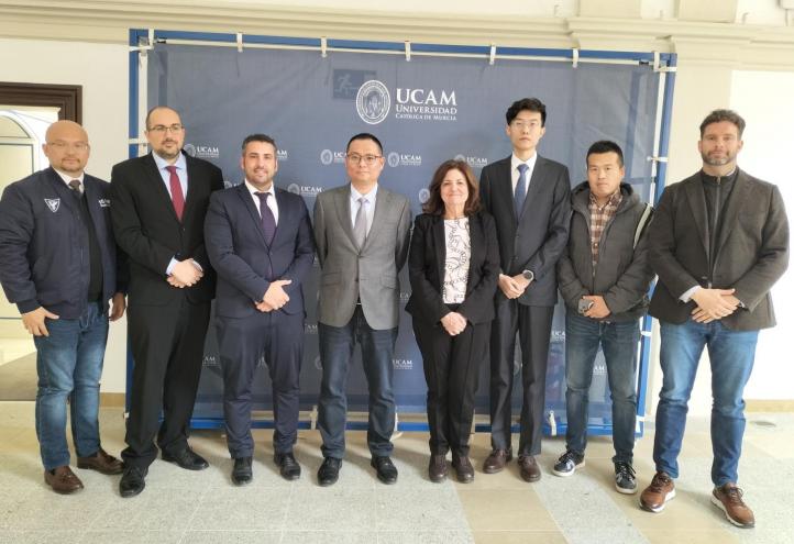 María Dolores García, presidenta de la UCAM y Chuanlei HUANGFU, presidente de Lucero Education, junto a representantes de ambas instituciones, en el Campus de la UCAM en Murcia.