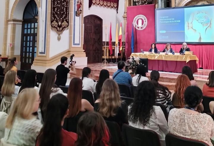 Pilar Marín, decana del Colegio de Psicología de la Región de Murcia; María Dolores García, presidenta de la UCAM, y Ana López, vicedecana del Grado en Psicología de la Universidad, durante la inauguración del Congreso de Psicología, esta mañana en el Templo del Monasterio de Los Jerónimos.