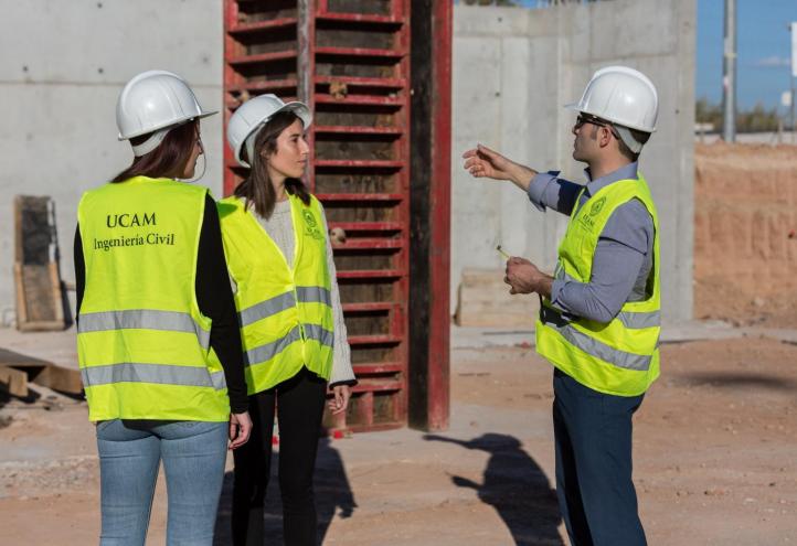 La formación práctica en grupos reducidos es uno de lso rasgos de identidad de la UCAM