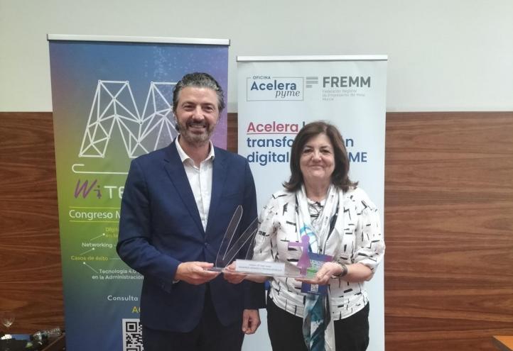 La presidenta de la UCAM ha recibido el premio de manos de Alfonso Hernández, presidente de la FREMM