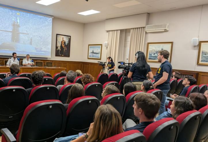 Simulacro, Comunicación, Arsenal