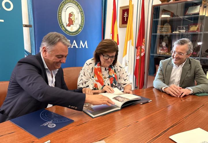 Manuel Martínez, presidente de Hozono Global, y María Dolores García, presidenta de la UCAM, en el Campus universitario en Murcia