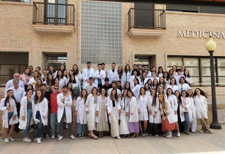 Estudiantes de la 7ª promoción del Grado en Medicina de la UCAM, en el Campus de Murcia.