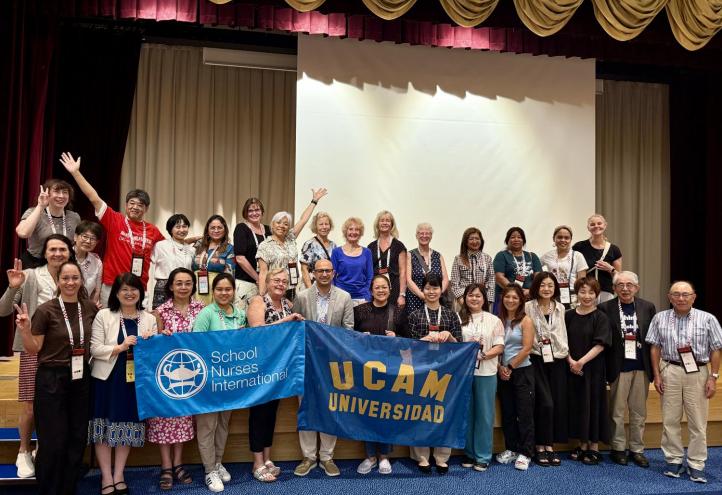  Daniel Guillén (primera fila), profesor de la Facultad de Enfermería de la UCAM y director del Máster Universitario de Enfermería y Salud Escolar, en el simposio celebrado esta semana en Japón, y en el que se hizo el anuncio.