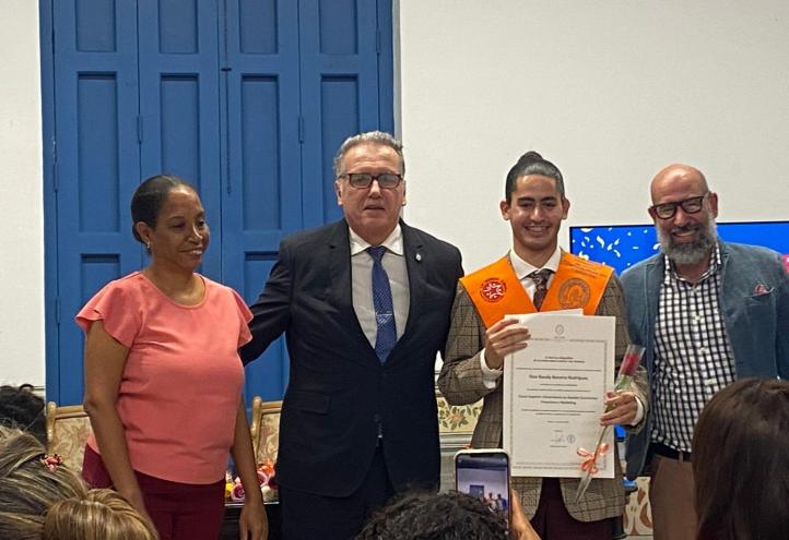 El decano de la Facultad de Economía y Empresa de la UCAM durante la entrega de diplomas en La Habana