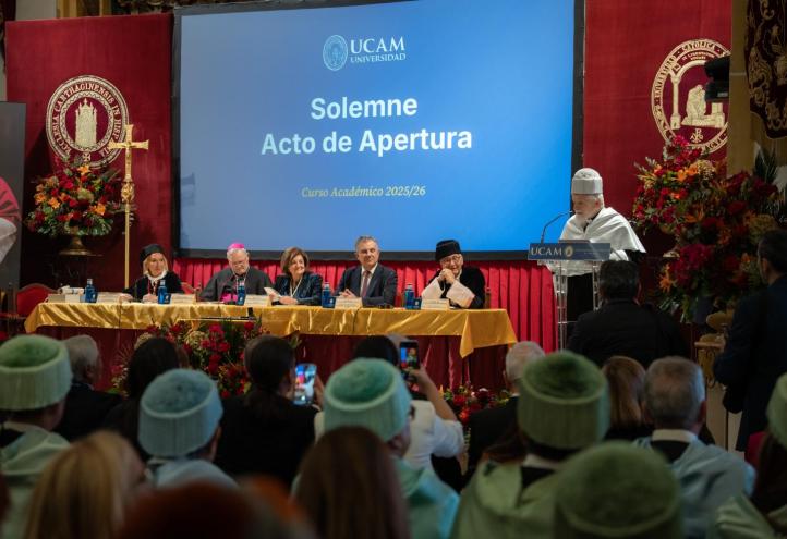 El Padre Mario Pezzi durante su lección de investidura como Doctor Honoris Causa por la UCAM