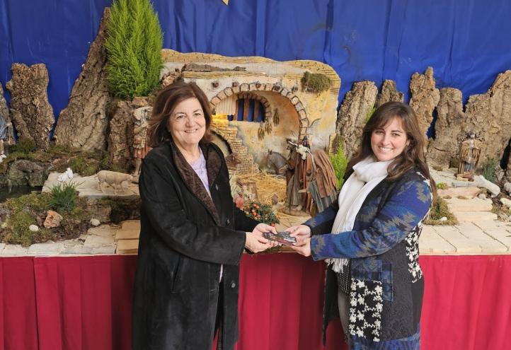 María Dolores García, presidenta de la UCAM  y Anabel Gimenez,  responsable de Infancia y Familia de Cáritas Diócesis de Cartagena, durante la entrega de la recaudación.
