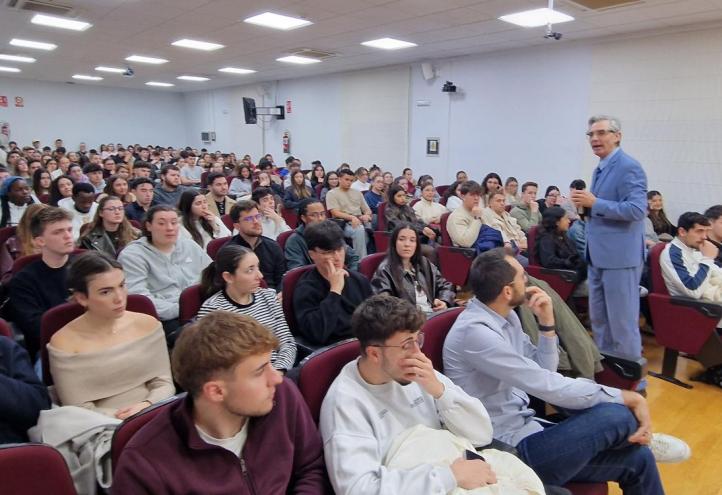 Alumnos durante una reunión informativa sobre ERASMUS.