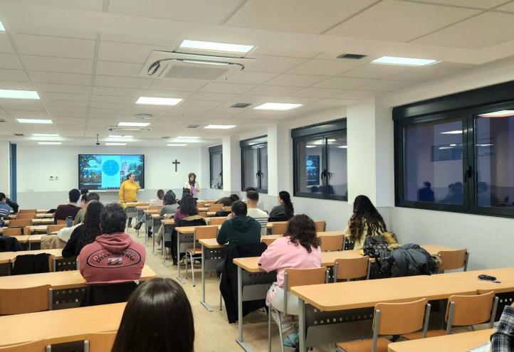 Estudiantes de títulos online en una de las aulas del Campus UCAM-COE de Torrejón en el primer día de exámenes