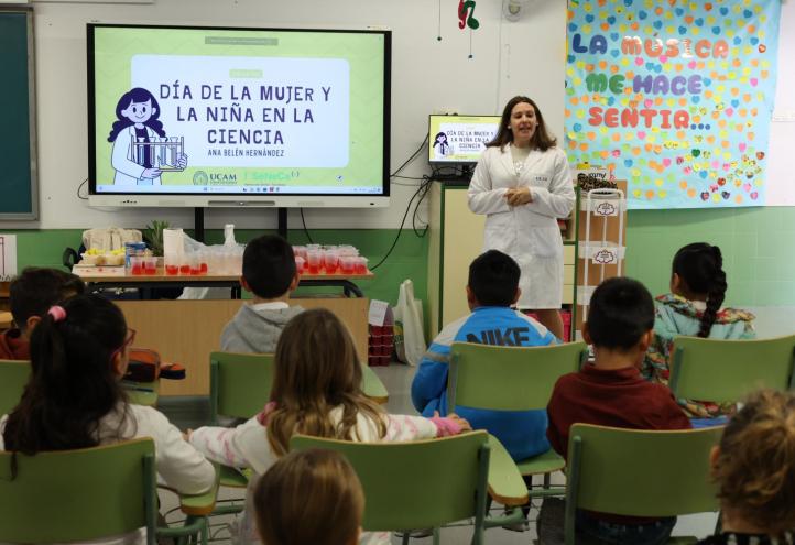 La investigadora de la UCAM,  Ana Belén Hernández, durante su charla esta mañana en el CEIP La Cruz (Totana).