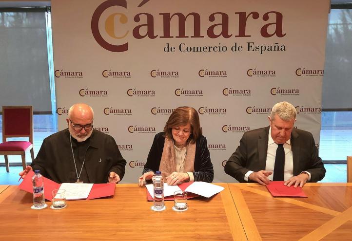 Firma del convenio: monseñor Jaime Villarroel (Diócesis de Carúpano), María Dolores García (UCAM) y Javier Collado (INCYDE)