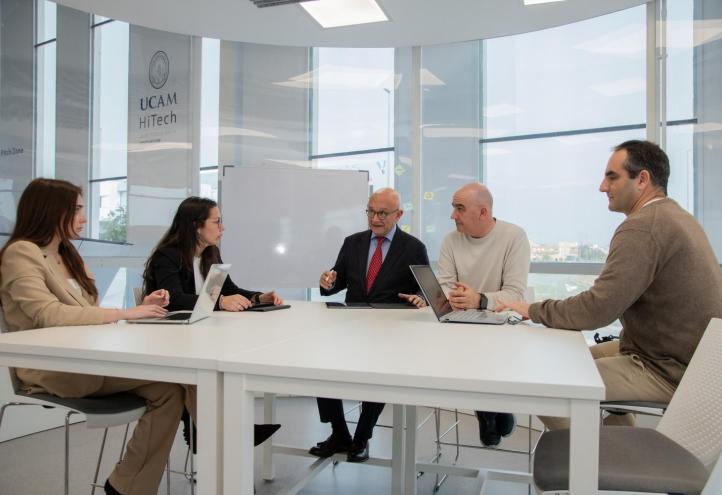 En el centro de la imagen, el doctor José Viña, director de la Cátedra de Gerociencia de la UCAM, y Francisco Javier López Román, catedrático en Fisiología, junto a investigadores del ámbito del deterioro cognitivo, en UCAM HiTech