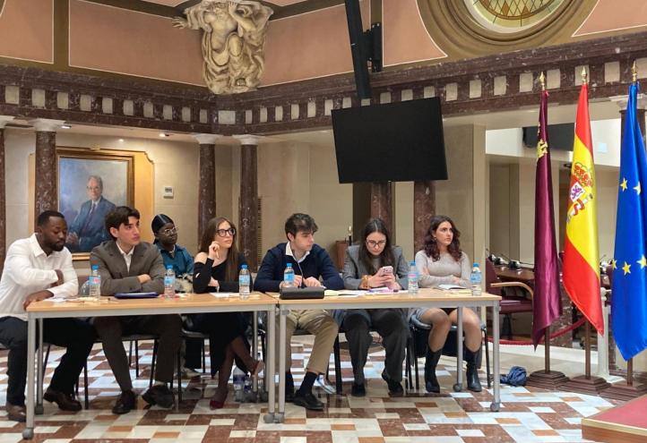 Debate, Asamblea, periodismo