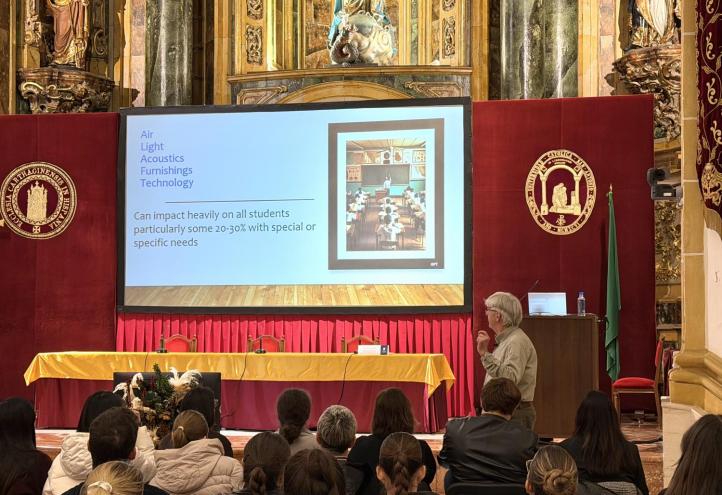 David Marsh, durante su intervención en el seminario científico celebrado en el templo de la Universidad