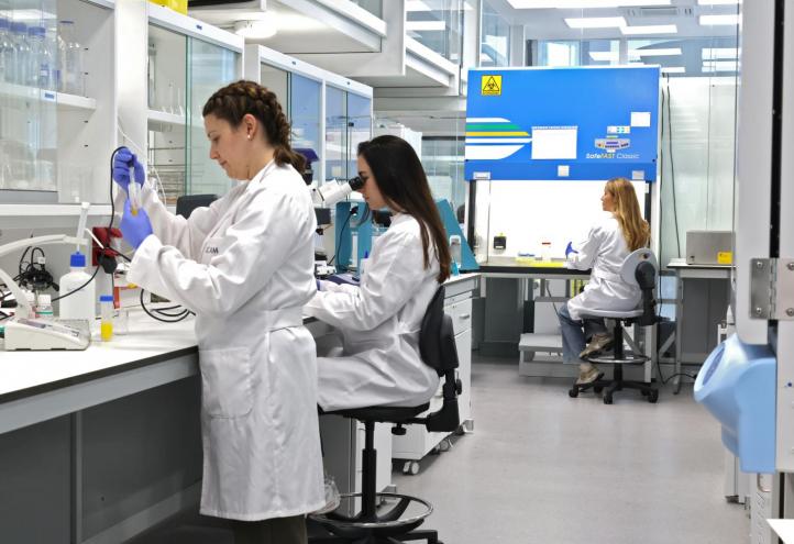 Investigadoras de la UCAM en uno de los laboratorios de la institución