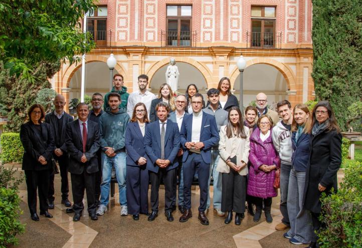 Los estudiantes de la UCAM seleccionados para esta edición del programa 'Generación talento', con el director general de la Fundación Princesa de Girona, el director de UCAM HiTech, el director general de Deportes de la CARM, el campeón de España de gimnasia rítmica, Eneko Lambea; la especialista en Medicina de la Actividad Física y Deporte, Antonia Lizarraga, así como otros representantes de ambas instituciones y del tejido empresarial regional.