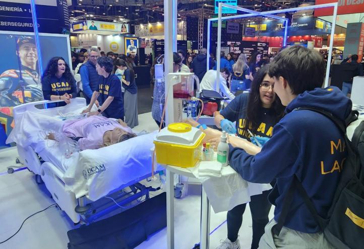 Alumnado y profesorado del Grado en Enfermería realizan simulación clínica en cama hospitalaria y flebotomía en el stand de la UCAM en Aula