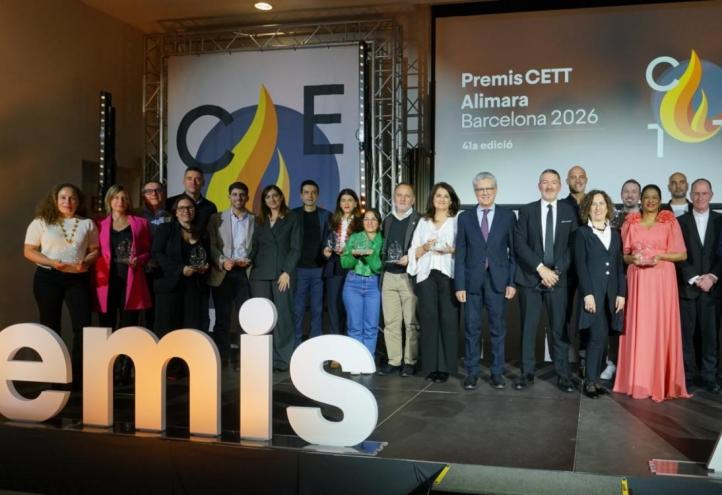 Foto de los premiados, entre ellos, Ginesa Martínez del Vas, directora de la Cátedra y vicedecana del Grado en Turismo y Dirección de Empresas Turísticas de la UCAM y Miguel Puig-Cabrera, profesor de la Universidad de Sevilla, ambos autores junto a otros profesionales
