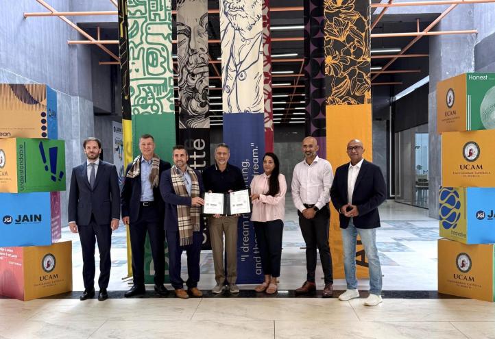 Representantes de la UCAM y JAIN University tras la firma del acuerdo en el campus de Bangalore.