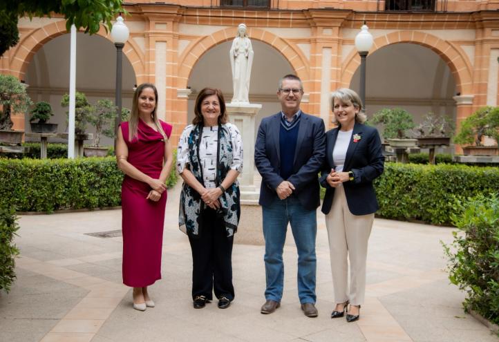 Los investigadores junto a la presidenta de la UCAM y su vicerrectora de Investigación.