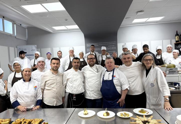 Profesores y alumnos de la MTU (Irlanda), Karabuk University (Turquía) y la UCAM en la Gastrolab durante el encuentro internacional.