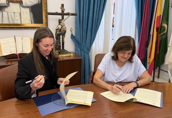 Ishtar Espejo, directora de la Fundación Aladina, y María Dolores García, presidenta de la UCAM, durante la firma del convenio.