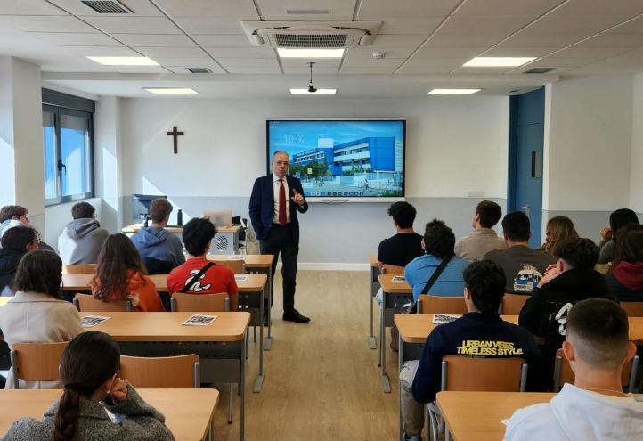 Profesor impartiendo clase en un aula del Campus de Torrejón de Ardoz