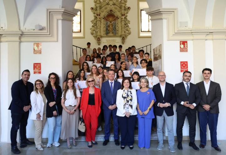 Foto de familia con los premiados de las Olimpiadas Científicas UCAM 2026.