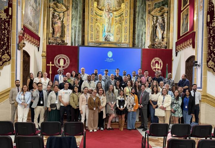 Los delegados internacionales junto a representantes de la UCAM.