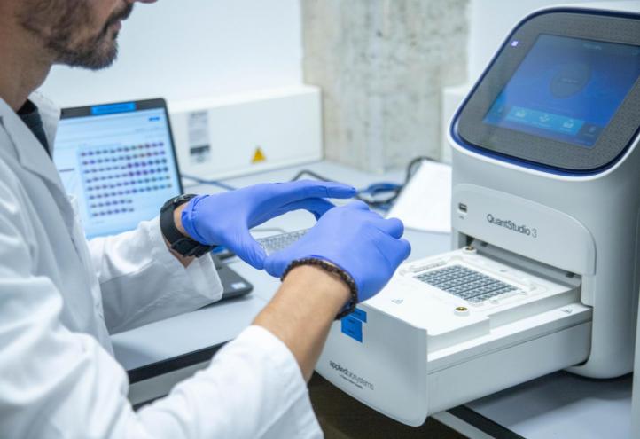 Un investigador de la UCAM en su incubadora de alta tecnología en Salud, deporte y alimentación
