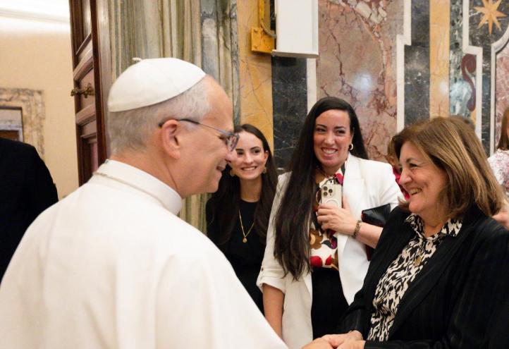 Mª Dolores García saluda al Papa León XIV