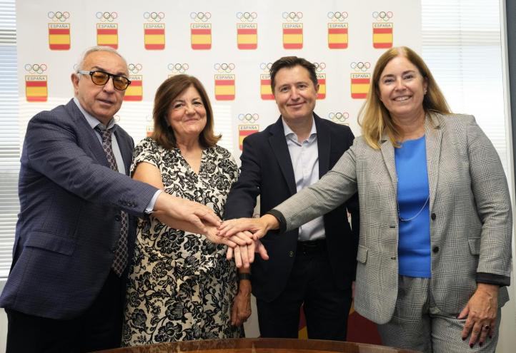 Los firmantes del acuerdo en la sede del COE