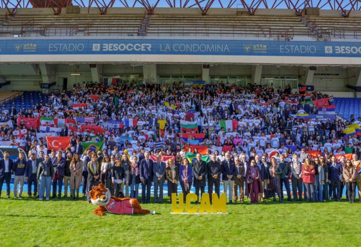 Foto de familia en la bienvenida internacional.