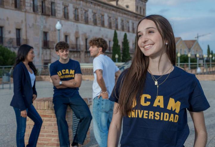 alumnos en el Campus de la UCAM