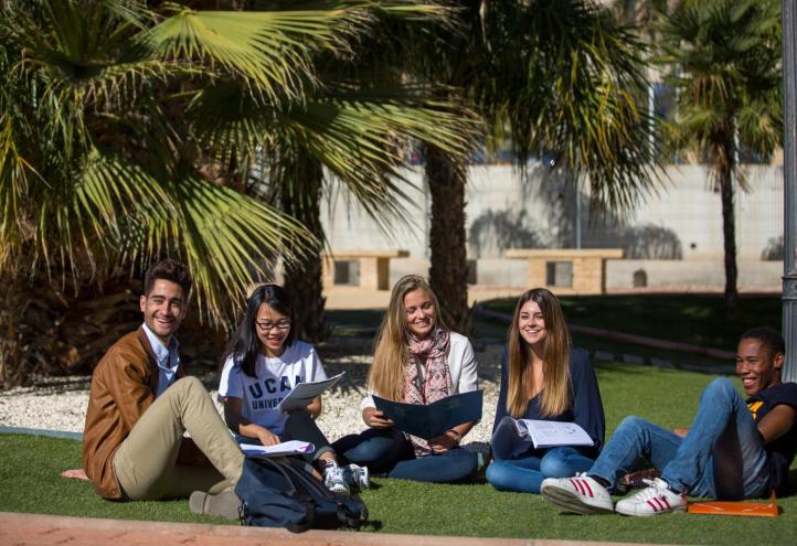 Estudiantes en el Campus de Murcia de la UCAM